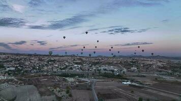tientallen van ballonnen Aan de horizon van ochtend- Cappadocië, kalkoen antenne video