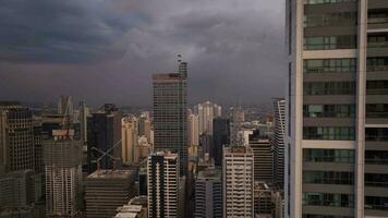 Alto edificios en el makati negocio distrito en Manila, Filipinas aéreo video