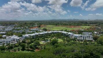 das Küste mit ein Luxus Hotel im Mauritius, Antenne Aussicht video