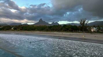 tamarin baai met golven en strand Bij zonsondergang, mauritius, antenne visie video