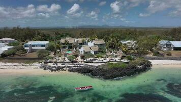 luxe villa's en een boot door de oever, mauritius, antenne visie video