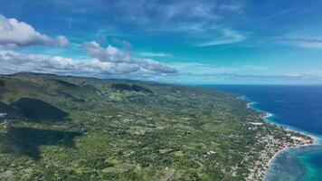 panorama do a colorida ilha do cebu a partir de acima, Filipinas aéreo video