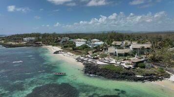 Luxus Villen und ein Boot durch das Ufer, Mauritius, Antenne Aussicht video