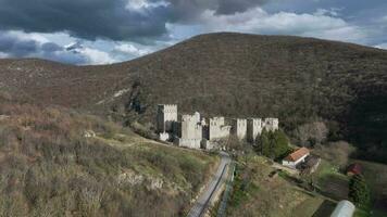 monastère de manasia dans despotovac, Serbie, aérien vue video