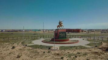 monumento per il kazakh eroe aidarbek botyr e panorama di aralsk, aereo Visualizza video