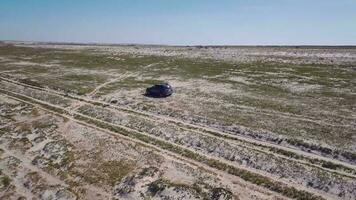 de bil rider på de torkades aral hav, kazakhstan video