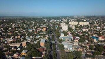 panorama do casas telhados e estradas dentro Bishkek, Quirguistão video