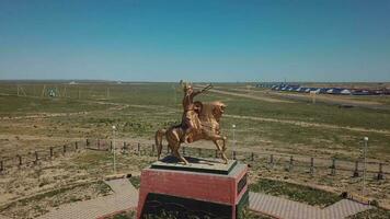 monument naar de Kazachs held aidarbek botter en panorama van aralsk, antenne visie video