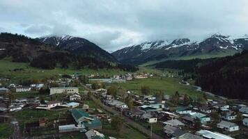 Haut vue de un authentique village dans le jyrgalan vallée, Kirghizistan video