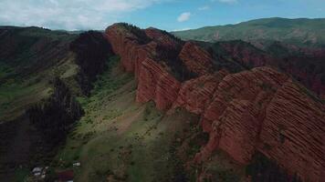 naturaleza y rocas de embarcadero oguz en Kirguistán, aéreo ver video