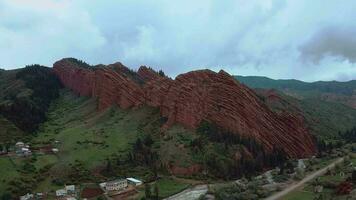 natuur en rotsen van aanlegsteiger oguz in Kirgizië, antenne visie video