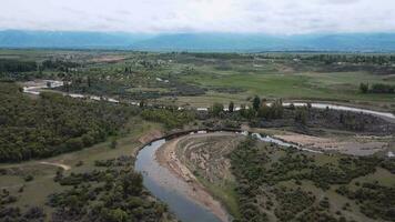 paisagens do uma verde vale com uma rio, aéreo Visão video