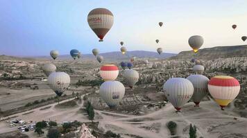 des ballons prendre de à Aube plus de cappadoce, aérien vue video
