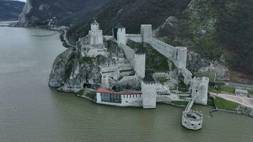 Golubatskaya Festung auf das Küste das Donau, Serbien video