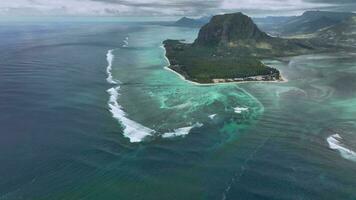 hoofd visie van le Morne brabant met onderwater- waterval, mauritius, antenne visie video