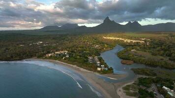 Tamarin Bucht mit Wellen und Strand beim Sonnenuntergang, Mauritius, Antenne Aussicht video