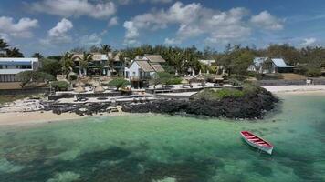 luxe villas et une bateau par le rive, l'île Maurice, aérien vue video