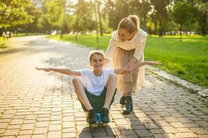 madre y hijo jugando en el parque foto