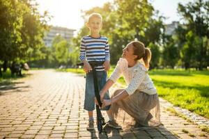 madre y hijo jugando en el parque foto