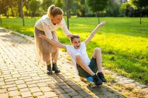 madre y hijo jugando en el parque foto