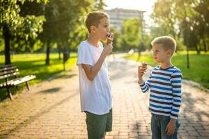 pequeño hermanos jugando en el parque foto