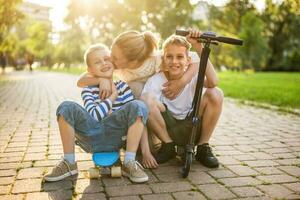 madre jugando su hijos en el parque foto