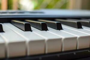 de cerca de piano llaves. piano negro y blanco llaves y piano teclado musical instrumento metido a el hogar balcón durante soleado día. foto