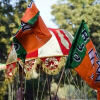 nuevo Delhi, India - mayo dieciséis 2023 - bharatiya janata fiesta bandera de indio político fiesta, bjp bhartiya Janta fiesta bandera ondulación durante pm la carretera espectáculo en Delhi, India foto