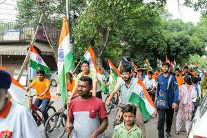 Delhi, India -15 mayo 2023 - grande grupo de personas durante grande tiranga yatra organizado como parte de el azadi ka amrit mahotsav a celebrar el 76 aniversario de de la india independencia, indio bandera marzo foto