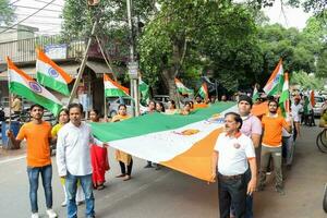 Delhi, India -15 mayo 2023 - grande grupo de personas durante grande tiranga yatra organizado como parte de el azadi ka amrit mahotsav a celebrar el 76 aniversario de de la india independencia, indio bandera marzo foto