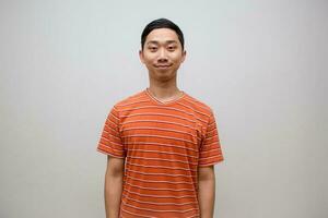 hombre asiático positivo camisa a rayas felicidad sonrisa aislado foto