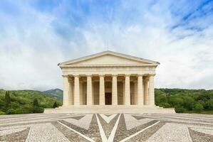 Possagno, Italia. templo de antonio canova con columnata clásica y exterior de diseño de panteón. foto