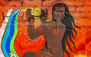 puerto escondido oaxaca mexico 2023 pared con pintada Arte dibujos pinturas humano naturaleza animal México. foto