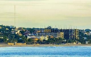 Dom playa arena personas tablista olas palmas puerto escondido México. foto