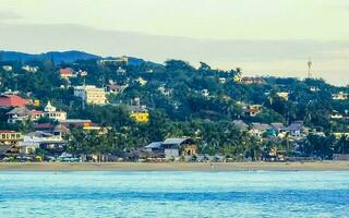 Dom playa arena personas tablista olas palmas puerto escondido México. foto