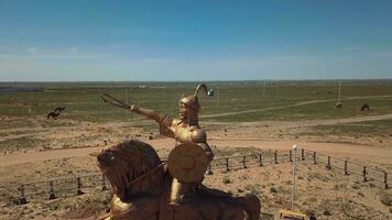 monument till de kazakh hjälte aidarbek botyr och panorama av aralsk, antenn se video