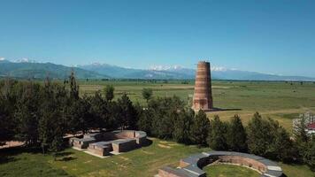 burana Torre su il sfondo di montagna paesaggi, Kyrgyzstan video