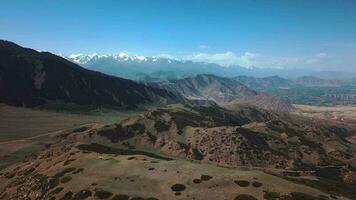 antenne panorama van de hooglanden in Kirgizië video