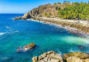 tablista olas turquesa azul agua rocas acantilados cantos rodados puerto escondido. foto