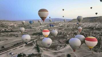 ballonnen nemen uit Bij dageraad over- Cappadocië, antenne visie video