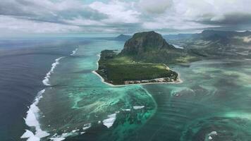 hoofd visie van le Morne brabant met onderwater- waterval, mauritius, antenne visie video