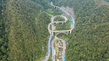 aéreo ver de kelok 9 9 puente Oeste Sumatra. payakumbuh, Indonesia, enero 26, 2023 foto