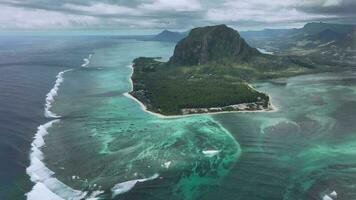 hoofd visie van le Morne brabant met onderwater- waterval, mauritius, antenne visie video