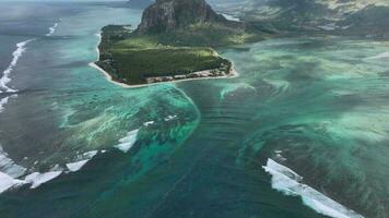 huvud se av le morne brabant med under vattnet vattenfall, Mauritius, antenn se video