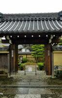 kioto, Japón en abril 2019. uno de el Entrada puertas de ionina templo en Kioto con un budista portón edificio foto