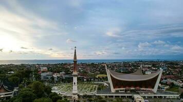 aéreo ver de el genial mezquita de Oeste sumatera, el más grande mezquita en Oeste sumatera. con un único diseño ese inspirado por tradicional casa de Oeste Sumatra gente. padang, Indonesia foto