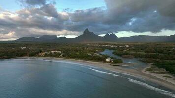 tamarin bukt med vågor och strand på solnedgång, Mauritius, antenn se video