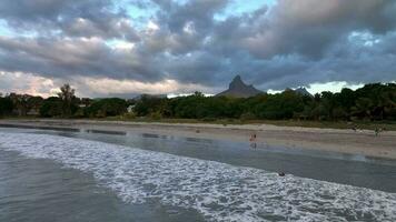 Tamarin Bucht mit Wellen und Strand beim Sonnenuntergang, Mauritius, Antenne Aussicht video