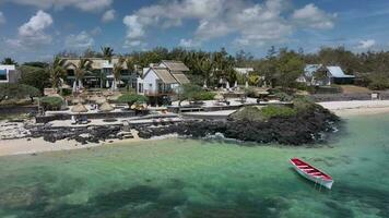 luxe villa's en een boot door de oever, mauritius, antenne visie video