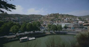 dag panorama in de centrum van oud tbilisi, Georgië video